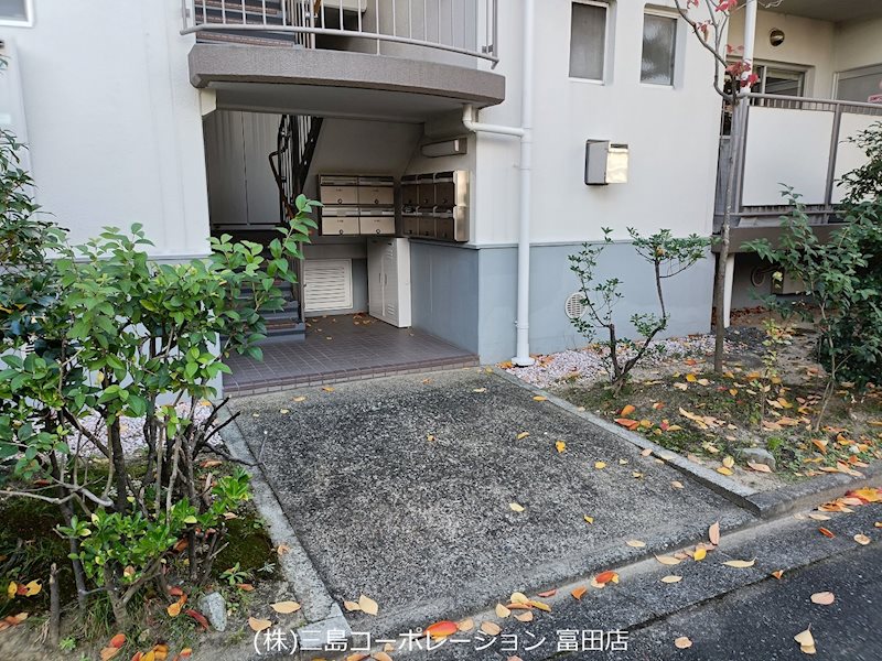 高槻塚原台ハイツ5号棟  鮮やかな緑に彩られたエントランス。日々の暮らしを快適にする集合ポストも完備。住まいの顔となる共用部です。