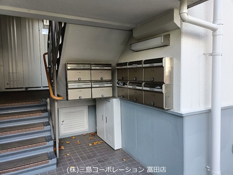 高槻塚原台ハイツ5号棟  郵便物を受け取るポストスペースは、清潔に保たれています。階段には手すりがあり、毎日の昇降をサポートします。