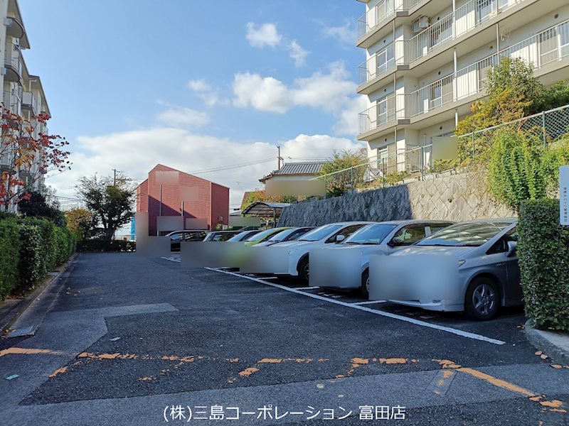高槻塚原台ハイツ5号棟  敷地内に駐車場を完備(空き無し)。日常のお買い物やお出かけにも便利です。快適なカーライフをサポートします。