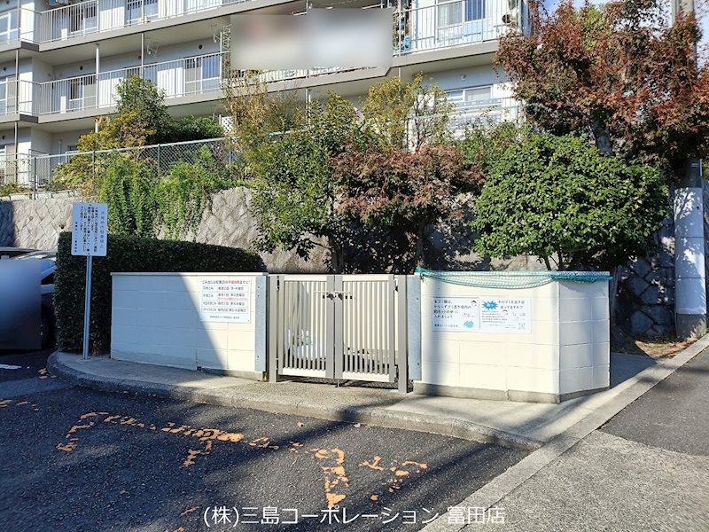 高槻塚原台ハイツ5号棟  敷地内には、清潔に保たれた専用ごみ置き場を設置。いつでも気軽に利用できるため、日々の暮らしを快適にサポートします。