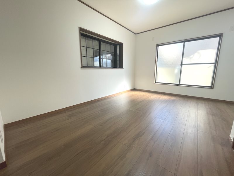 津田東町3丁目一戸建再生既存住宅 南東側から採光がある約10帖のリビング