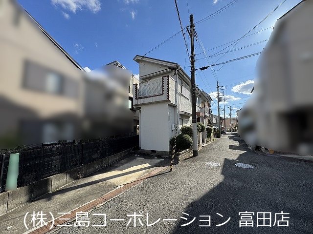 高槻市赤大路町　売土地 青空が広がる晴れた日、開放感のある周辺環境です。新しい暮らしの舞台に、ぜひご検討ください。