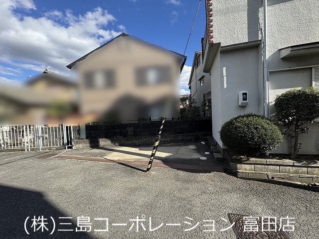 高槻市赤大路町　売土地 駐車スペースを確保。お車をお持ちの方も安心して暮らせます。
前面道路が広く、入出庫もスムーズです。