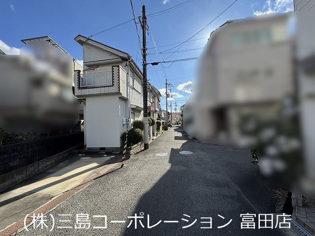 高槻市赤大路町　売土地 周辺は閑静な住宅街で、穏やかな環境が魅力です。交通量が少なく、安心して暮らせます。