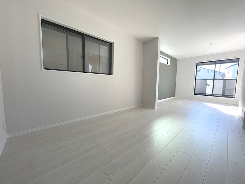 茄子作北町限定1邸新築分譲住宅 南側から採光がある18.8帖のリビング