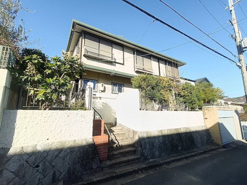 高槻市日吉台七番町　中古一戸建 バス停まで徒歩５分の立地です