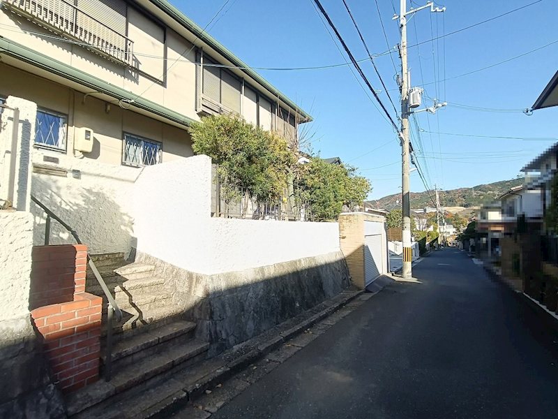 高槻市日吉台七番町　中古一戸建 交通量の少ない前面道路