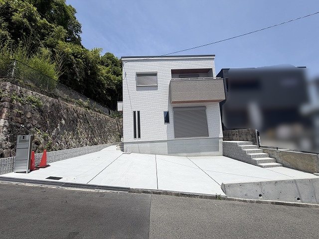 高槻市大和1丁目　新築一戸建 白を基調とした洗練された外観デザイン。開放感のある広々としたカースペースは、駐車のしやすさも魅力です。緑豊かな景色に癒される住まい。
