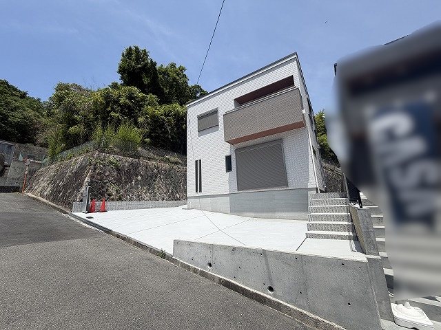 高槻市大和1丁目　新築一戸建 爽やかな青空の下、白い外壁が映える洗練されたデザインの住まい。隣接する豊かな緑が、四季折々の表情を見せてくれます。落ち着いた住環境で、新しい暮らしを始めてみませんか。