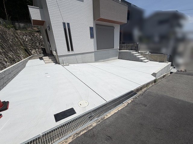 高槻市大和1丁目　新築一戸建 広々とした駐車スペースは、車の出し入れもスムーズです。お客様が来られた際も安心してご利用いただけます。（駐車3台可・車種制限有）