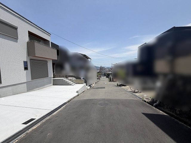 高槻市大和1丁目　新築一戸建 現地前面道路は交通量が少なく、閑静な住宅街に位置しています。開放感のある青空が広がり、穏やかな住環境が魅力です。