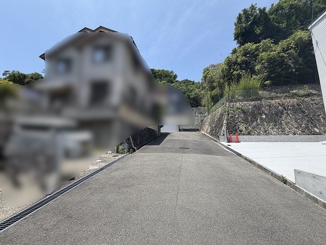 高槻市大和1丁目　新築一戸建 周辺は落ち着いた住宅地です。前面道路は舗装されており、日常のアクセスもスムーズ。
自然も身近に感じられるロケーションです。