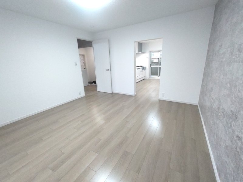 藤阪ハイツD6号棟 南側向きで採光がある約16帖のリビング