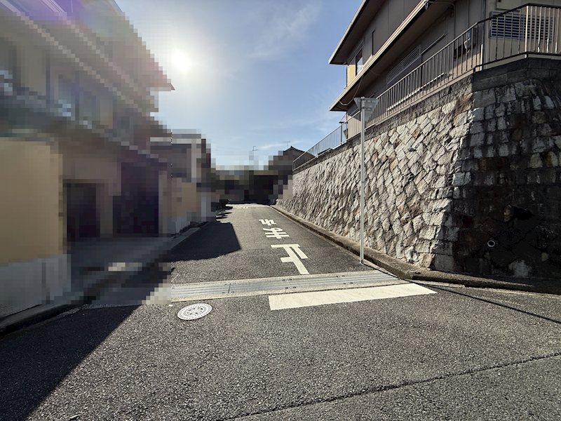 茨木市北春日丘1丁目　　売土地  現地写真（前面道路含む現地写真）