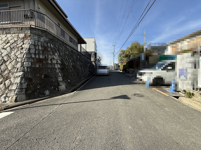 茨木市北春日丘1丁目　　売土地  現地写真（前面道路含む現地写真）