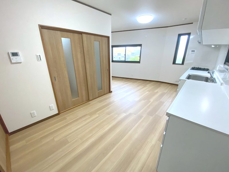 幾野4丁目一戸建（再生住宅） 床材、壁天井クロス貼替、食洗器付システムキッチンも新調　2階部分にて採光のあるLDKです　