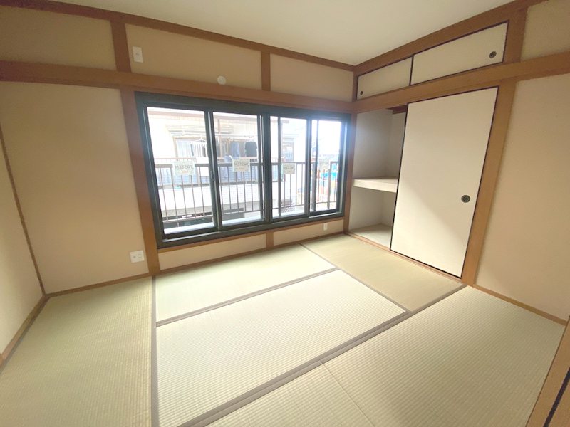 幾野4丁目一戸建（再生住宅） 2階バルコニーに面したリビング横の和室6帖　明るいです