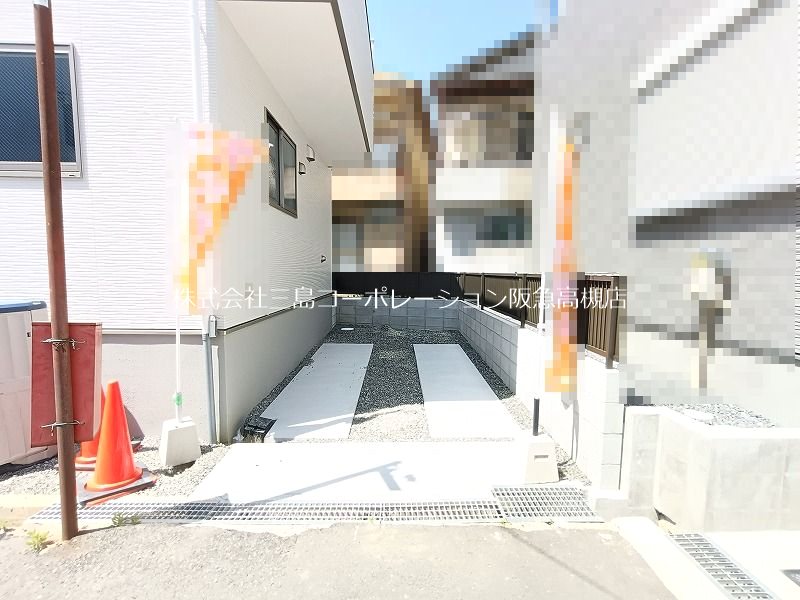 高槻市大塚町2丁目　新築一戸建 現地写真（駐車場）