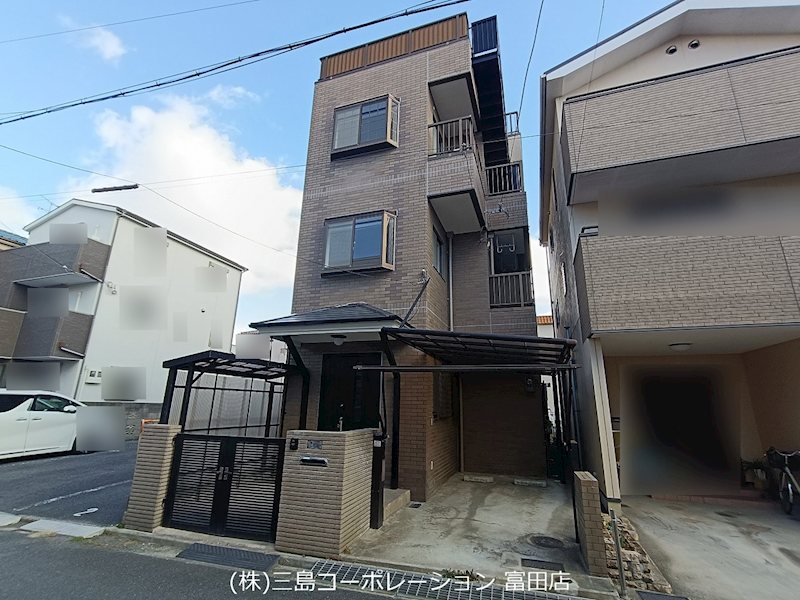 高槻市川添2丁目　中古一戸建 この物件は、広々としたカースペースが特徴の3階建てです。独立性と開放感を兼ね備えた住まいをぜひご覧ください。