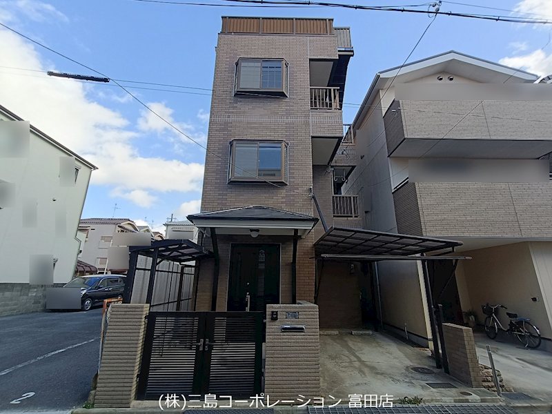 高槻市川添2丁目　中古一戸建 陽光が降り注ぐ、落ち着いた雰囲気の立地です。3階建ての建物は、様々なライフスタイルに対応します。駐輪スペースも確保されており、通勤・通学にも便利です。