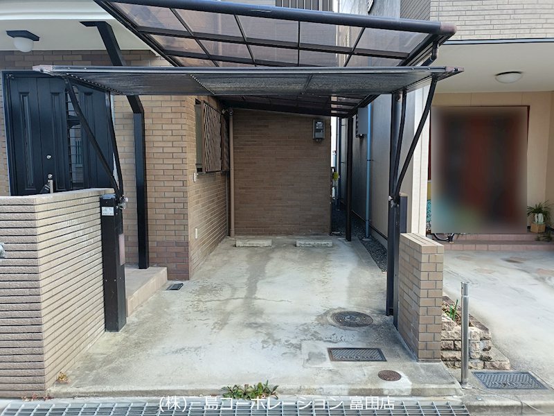 高槻市川添2丁目　中古一戸建 カーポート付きの駐車場で、雨の日も車の乗り降りがスムーズです。駐車スペースもしっかり確保されています。