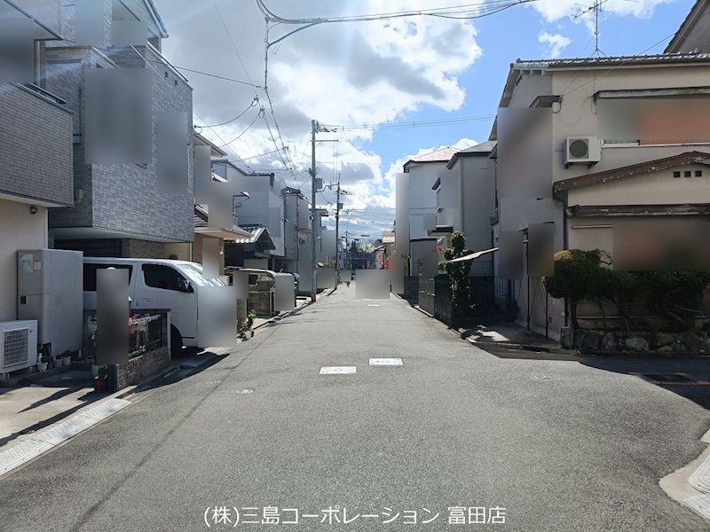 高槻市川添2丁目　中古一戸建 閑静な住宅街に位置する現地は、落ち着いた住環境が魅力です。開放感のある前面道路で、日当たりも良好。