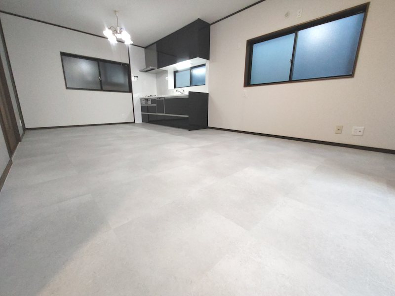 三矢町一戸建再生既存住宅 白基調で明るい14帖のリビング