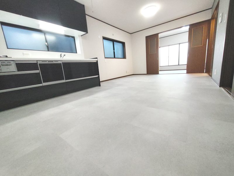 三矢町一戸建再生既存住宅 白基調で明るい14帖のリビング