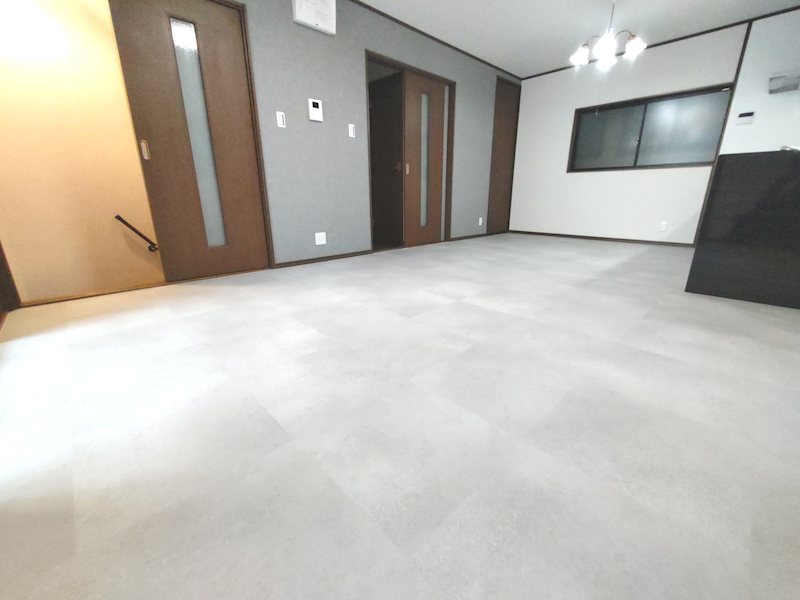 三矢町一戸建再生既存住宅 白基調で明るい14帖のリビング