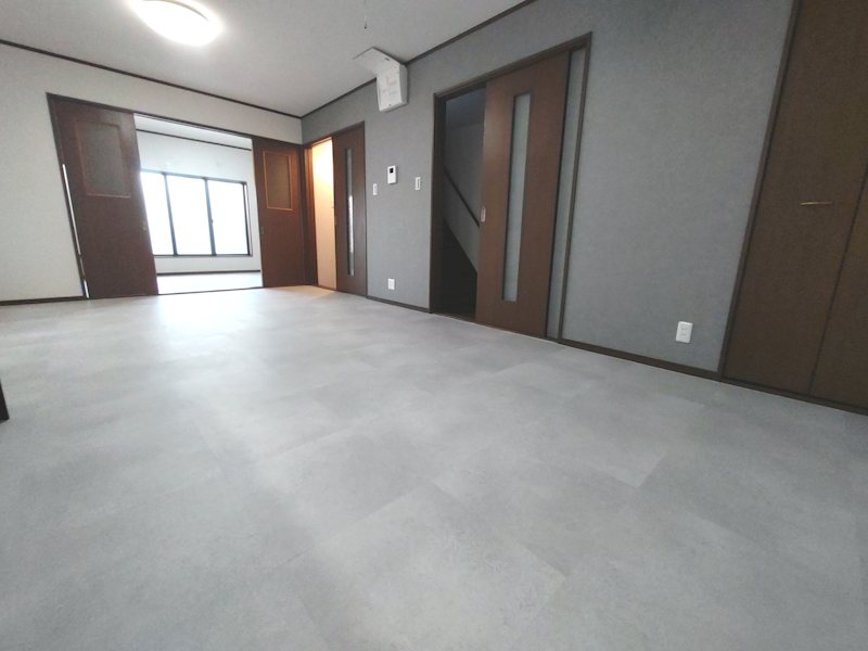 三矢町一戸建再生既存住宅 白基調で明るい14帖のリビング