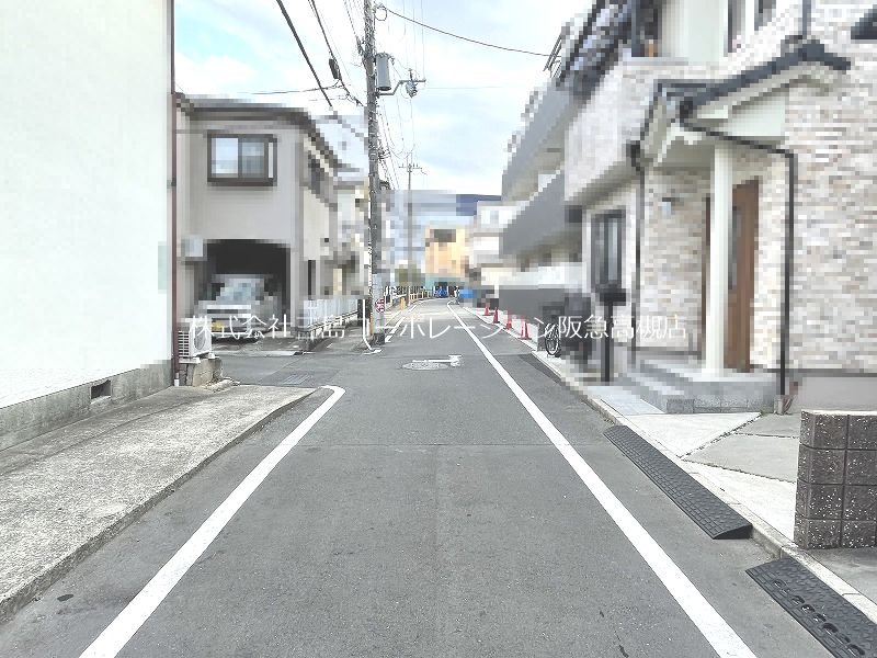 高槻市下田部町1丁目　中古一戸建 現地写真（前面道路含む現地写真）