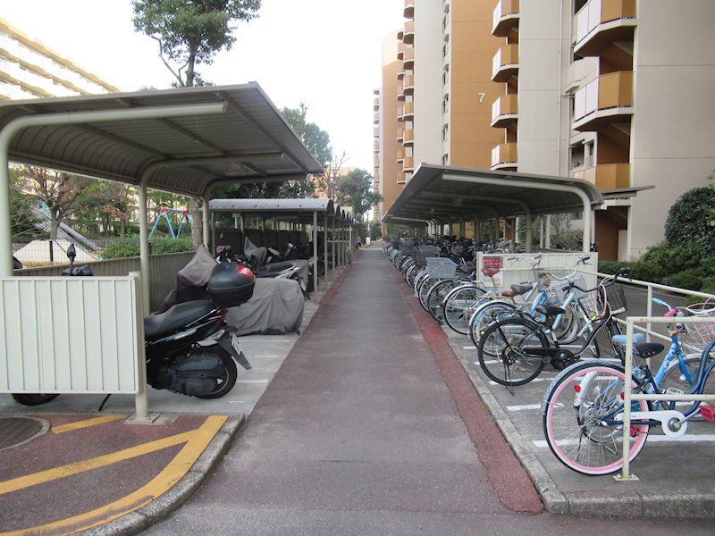 白川高層住宅2号棟 共用部写真（駐車場）