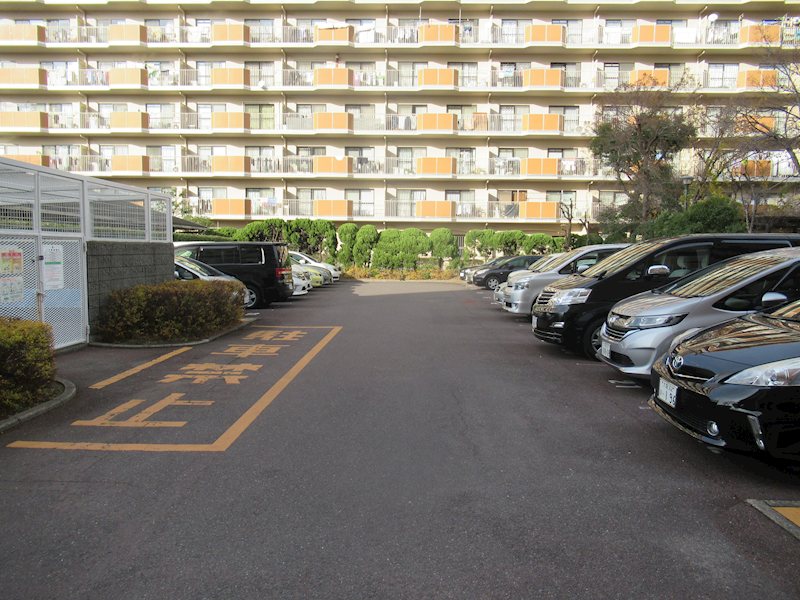 白川高層住宅2号棟 共用部写真（駐車場）