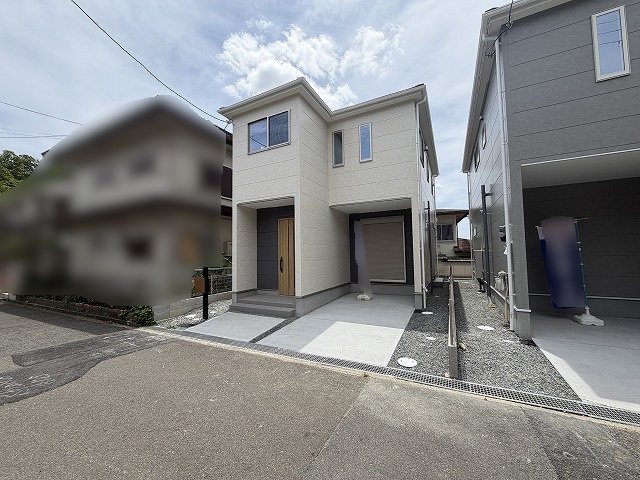 高槻市大和1丁目　新築一戸建　2号地 白とダークグレーのコントラストが美しいスタイリッシュな外観。並列駐車可能な広々としたカースペースも魅力です。