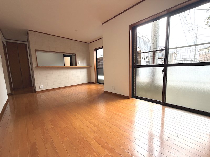 東山1丁目一戸建再生既存住宅 南西の大きな窓から光が入る明るく快適なLDK14.2帖