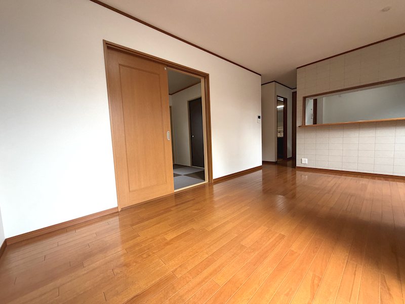 東山1丁目一戸建再生既存住宅 南西の大きな窓から光が入る明るく快適なLDK14.2帖