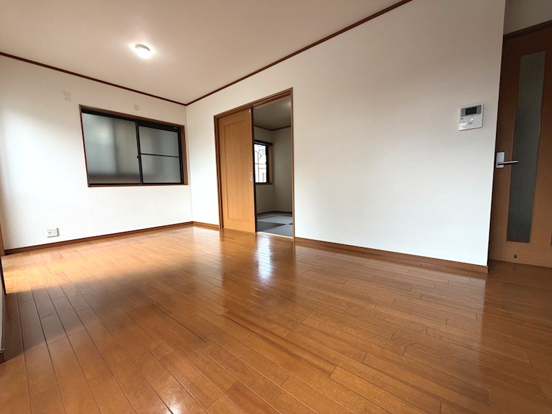 東山1丁目一戸建再生既存住宅 南西の大きな窓から光が入る明るく快適なLDK14.2帖