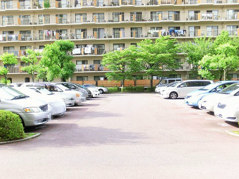 白川高層住宅7号棟 共用部写真（駐車場）