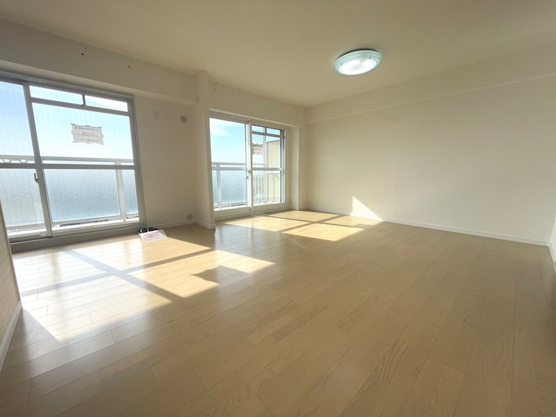 ルネ枚方 南東側から採光がある約19帖のリビング