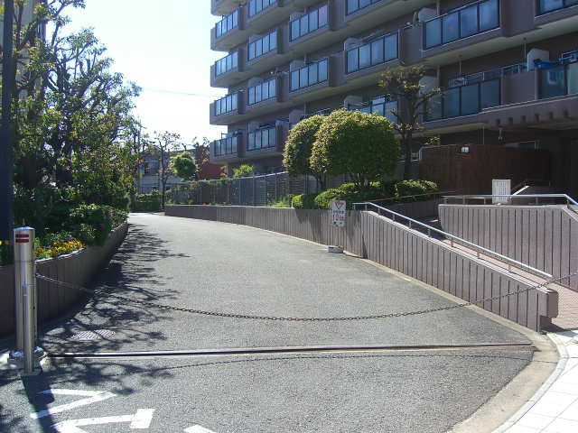イトーピア東千里 駐車場入口