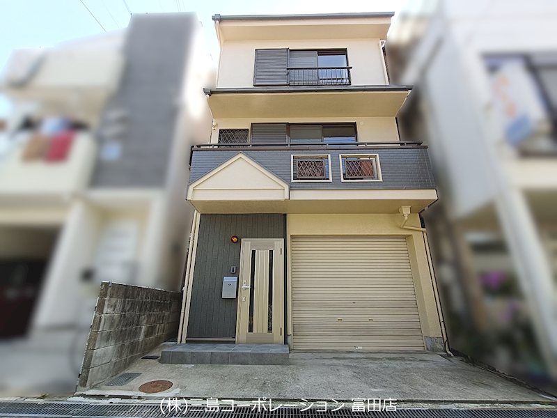 高槻市栄町2丁目　中古一戸建 シャッター付きガレージで愛車を守ります。スタイリッシュな外観と3階建てのゆとりが魅力。毎日の暮らしを快適にする住まいです。