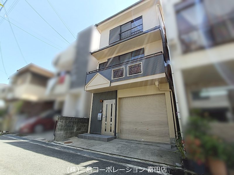 高槻市栄町2丁目　中古一戸建 ガレージ付きの一戸建てで、大切な愛車も安心して駐車できます。2階、4階にはバルコニーがあり、住空間を広く使えます。