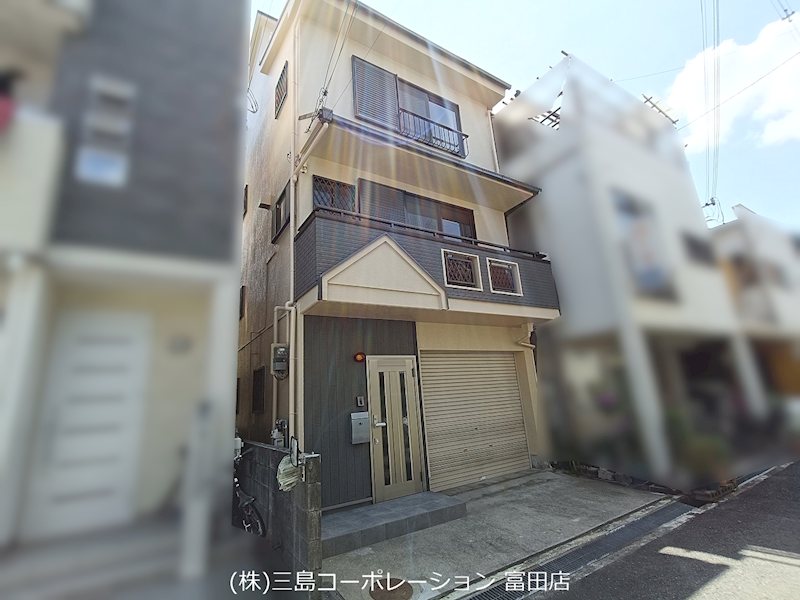 高槻市栄町2丁目　中古一戸建 シャッター付きガレージが魅力の一戸建て。住まいの顔となる玄関まわりは、丁寧な印象です。
