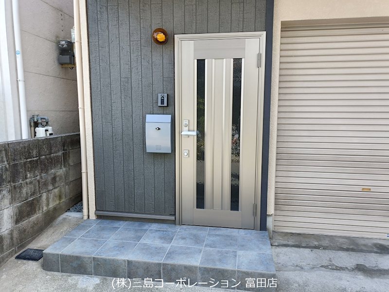 高槻市栄町2丁目　中古一戸建 落ち着いた色調で統一されたモダンな玄関（玄関扉新調）は、日々の暮らしに安らぎを与えます。ガレージも併設しており、車好きの方にもおすすめです。
