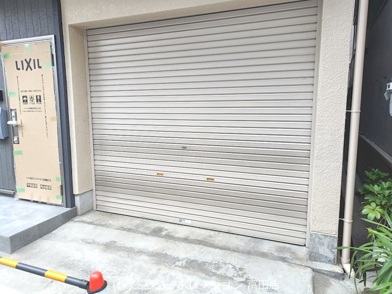 高槻市栄町2丁目　中古一戸建 愛車を守るシャッター付きガレージです。雨風や防犯面も安心。荷物の積み下ろしもスムーズに行えます。
