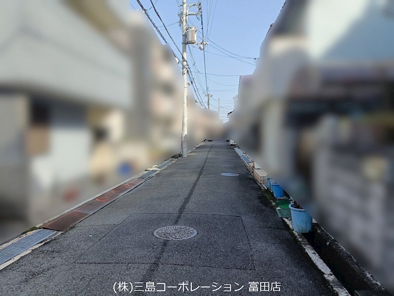 高槻市栄町2丁目　中古一戸建 物件前面は落ち着いた雰囲気の道路です。日当たりも良く、快適な暮らしが期待できます。