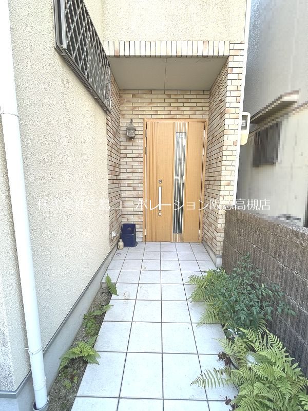 高槻市城南町1丁目　中古一戸建  現地写真（玄関）
