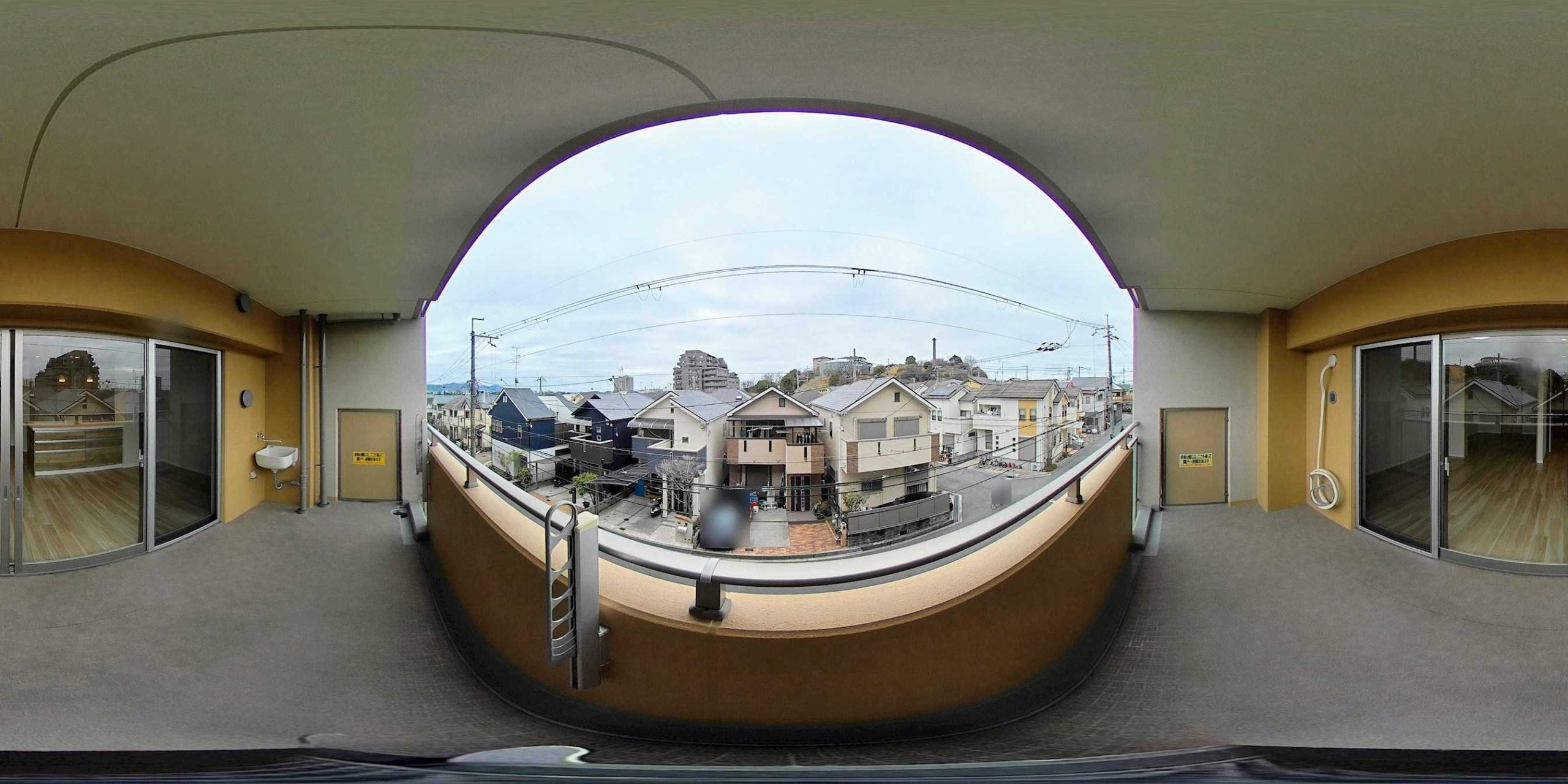 スロップシンクのある広いバルコニー