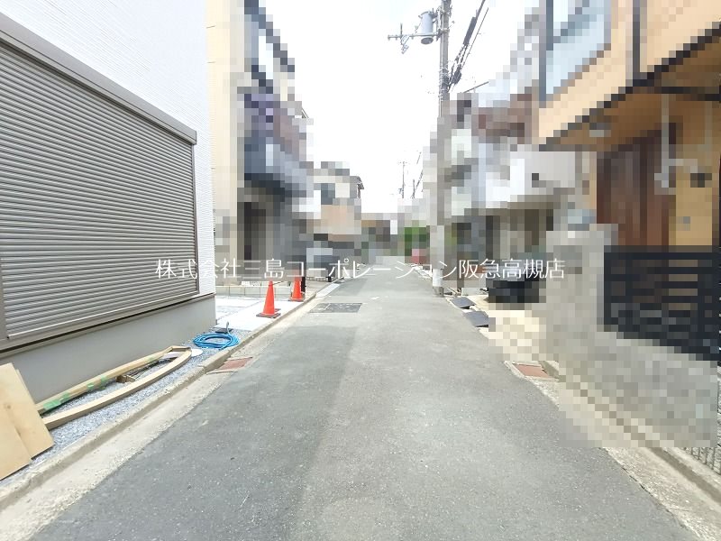 高槻市深沢町1丁目　新築一戸建 現地写真（前面道路含む現地写真）