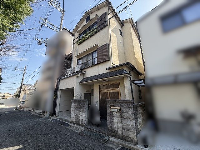 高槻市栄町4丁目　中古一戸建 閑静な住宅街に佇む、ガレージ付きの一戸建て。採光と通風に配慮された設計で、快適な暮らしをサポートします。